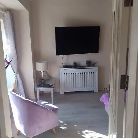 Remarkable 3-bed House In Dom wakacyjny